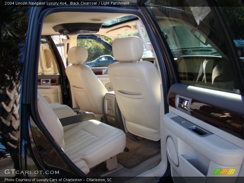 Black Clearcoat / Light Parchment 2004 Lincoln Navigator Luxury 4x4