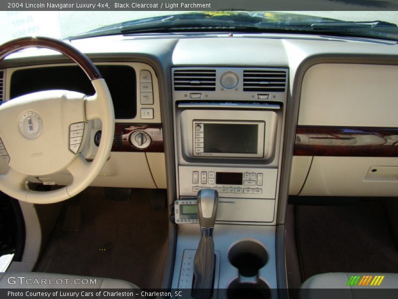 Black Clearcoat / Light Parchment 2004 Lincoln Navigator Luxury 4x4
