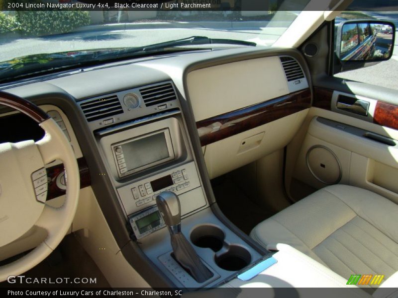 Black Clearcoat / Light Parchment 2004 Lincoln Navigator Luxury 4x4