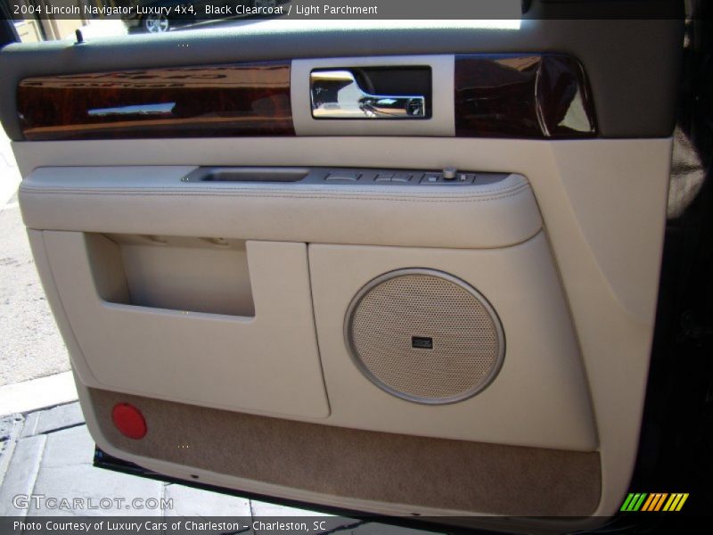 Black Clearcoat / Light Parchment 2004 Lincoln Navigator Luxury 4x4