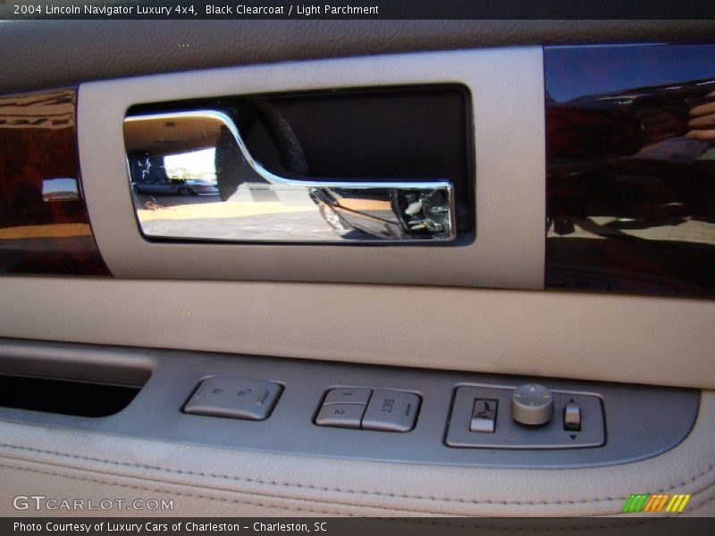 Black Clearcoat / Light Parchment 2004 Lincoln Navigator Luxury 4x4