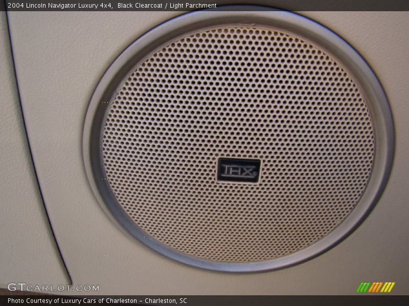 Black Clearcoat / Light Parchment 2004 Lincoln Navigator Luxury 4x4