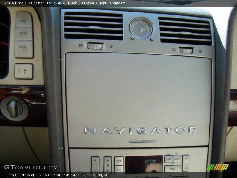Black Clearcoat / Light Parchment 2004 Lincoln Navigator Luxury 4x4
