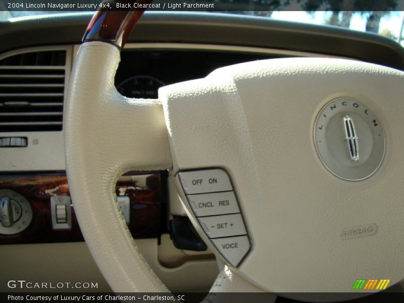 Black Clearcoat / Light Parchment 2004 Lincoln Navigator Luxury 4x4