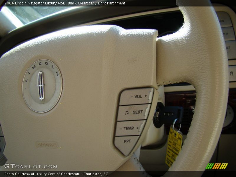 Black Clearcoat / Light Parchment 2004 Lincoln Navigator Luxury 4x4