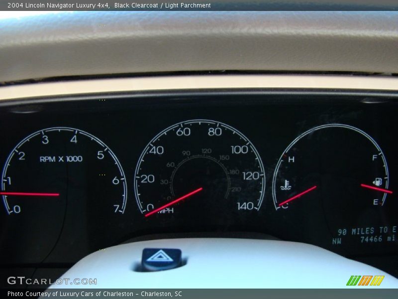 Black Clearcoat / Light Parchment 2004 Lincoln Navigator Luxury 4x4