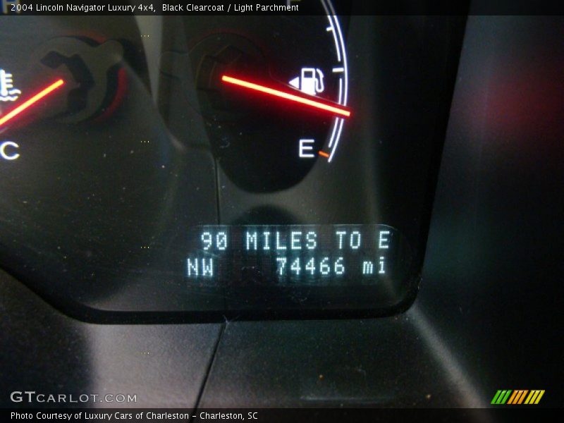 Black Clearcoat / Light Parchment 2004 Lincoln Navigator Luxury 4x4