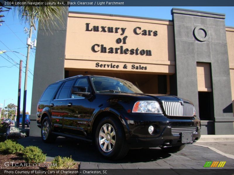 Black Clearcoat / Light Parchment 2004 Lincoln Navigator Luxury 4x4