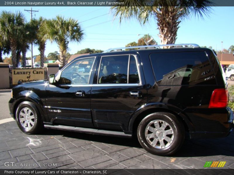 Black Clearcoat / Light Parchment 2004 Lincoln Navigator Luxury 4x4