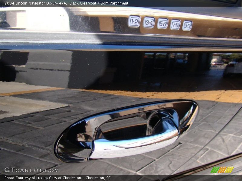 Black Clearcoat / Light Parchment 2004 Lincoln Navigator Luxury 4x4