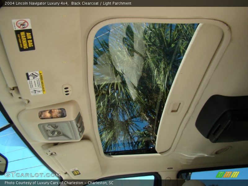 Black Clearcoat / Light Parchment 2004 Lincoln Navigator Luxury 4x4
