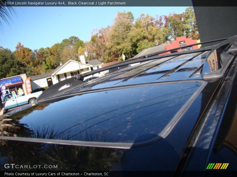 Black Clearcoat / Light Parchment 2004 Lincoln Navigator Luxury 4x4