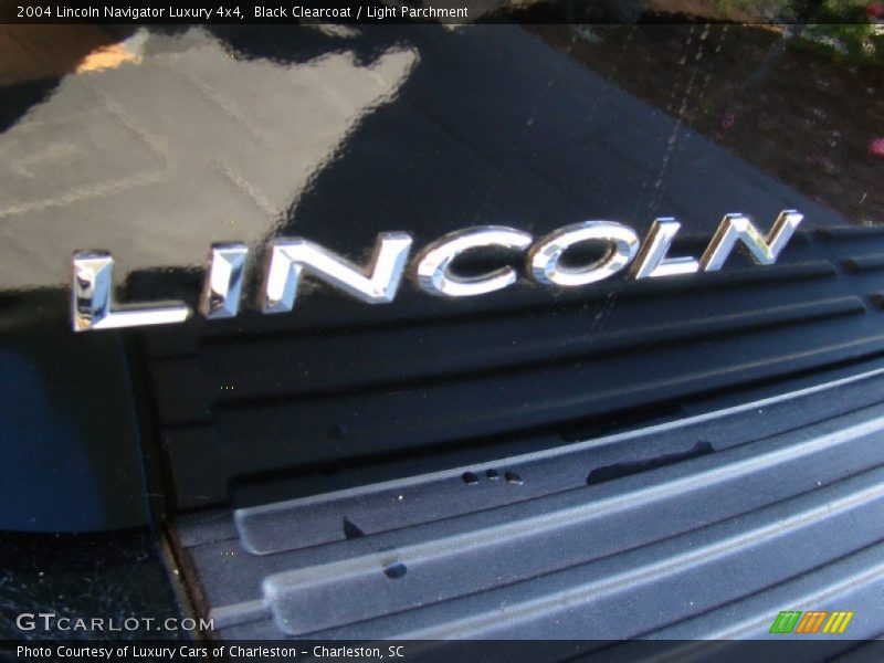 Black Clearcoat / Light Parchment 2004 Lincoln Navigator Luxury 4x4