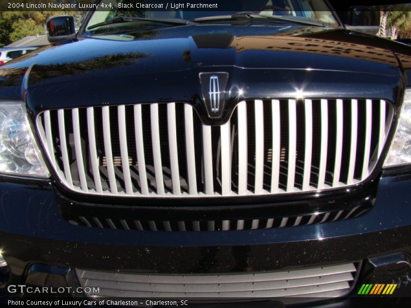 Black Clearcoat / Light Parchment 2004 Lincoln Navigator Luxury 4x4