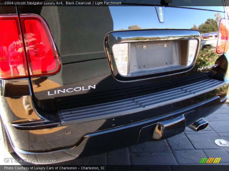 Black Clearcoat / Light Parchment 2004 Lincoln Navigator Luxury 4x4