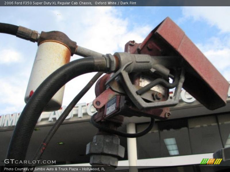 Oxford White / Dark Flint 2006 Ford F350 Super Duty XL Regular Cab Chassis