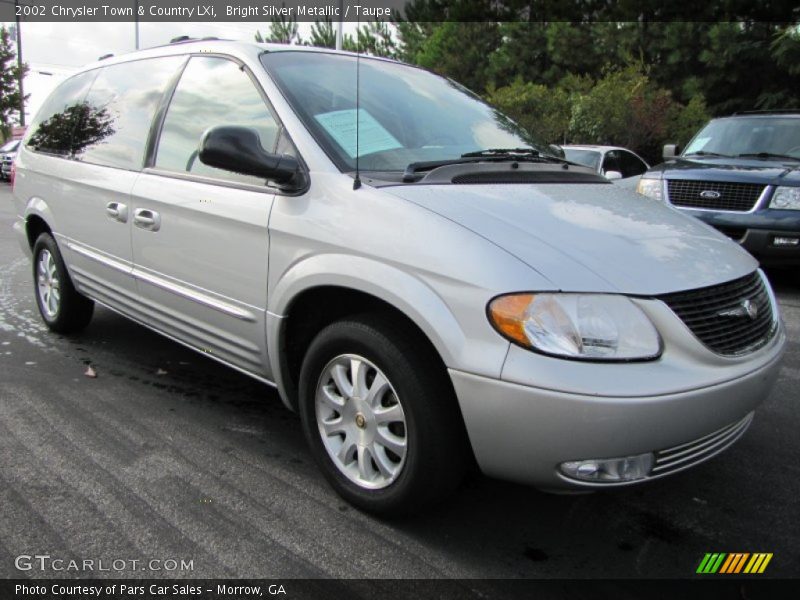 Front 3/4 View of 2002 Town & Country LXi