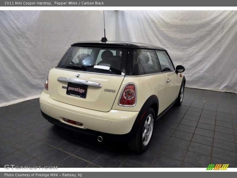 Pepper White / Carbon Black 2011 Mini Cooper Hardtop