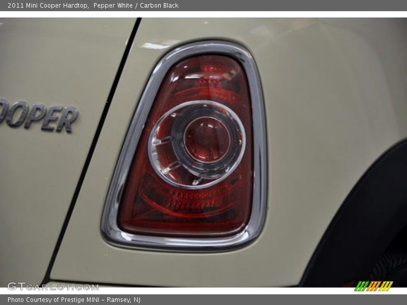 Pepper White / Carbon Black 2011 Mini Cooper Hardtop