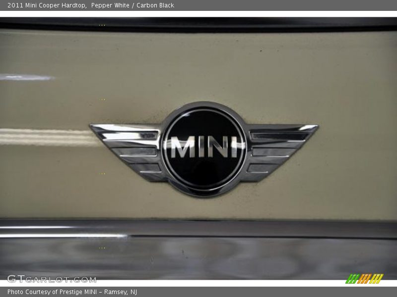 Pepper White / Carbon Black 2011 Mini Cooper Hardtop