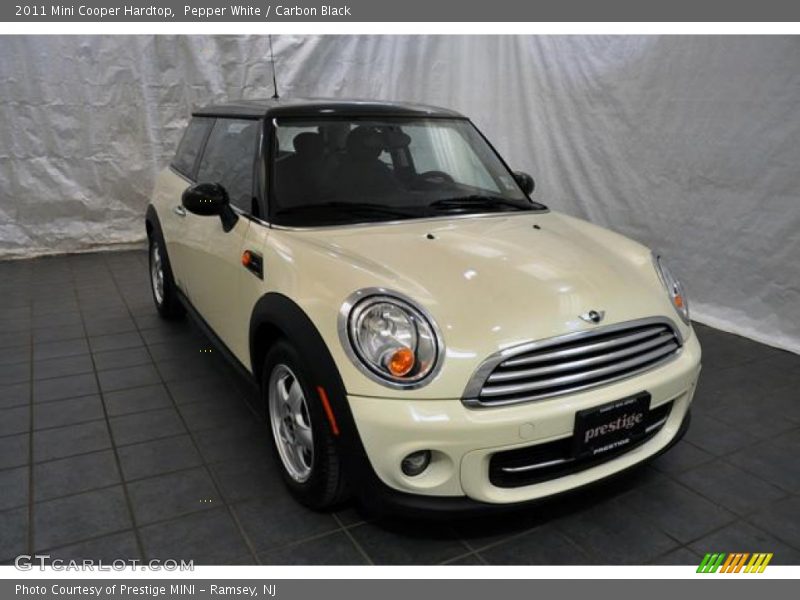 Pepper White / Carbon Black 2011 Mini Cooper Hardtop