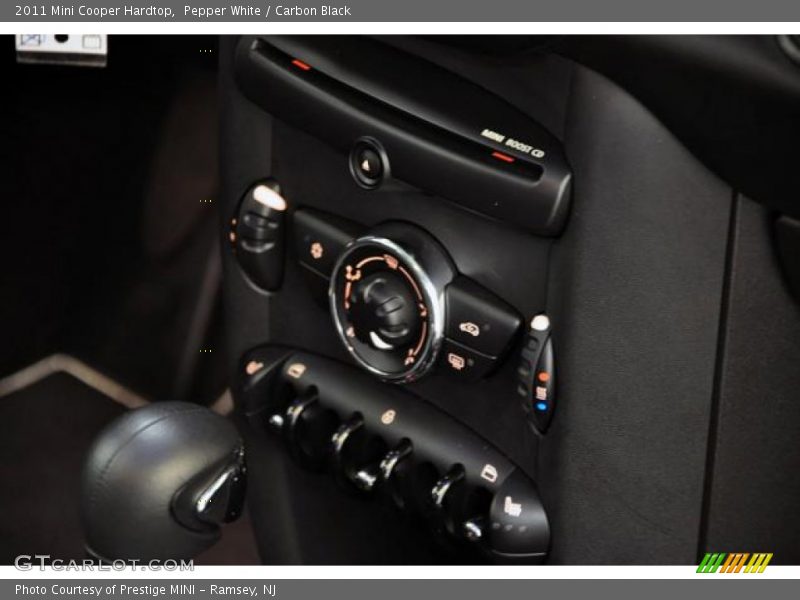 Pepper White / Carbon Black 2011 Mini Cooper Hardtop