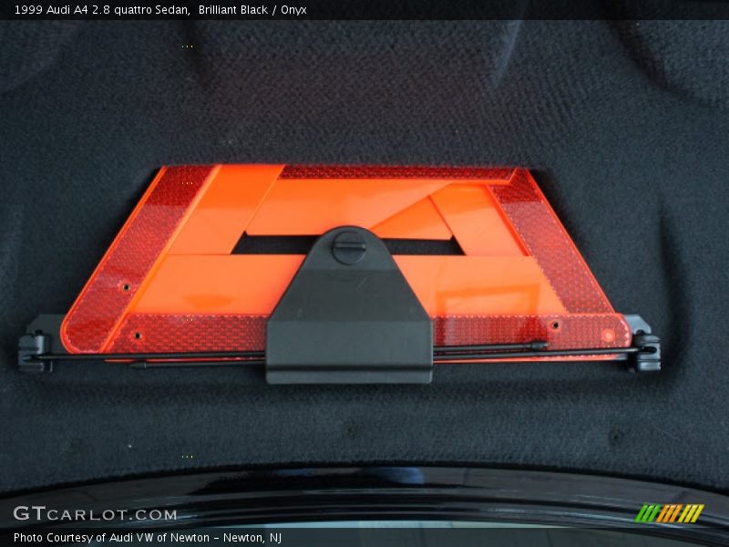 Road-side warning triangle - 1999 Audi A4 2.8 quattro Sedan