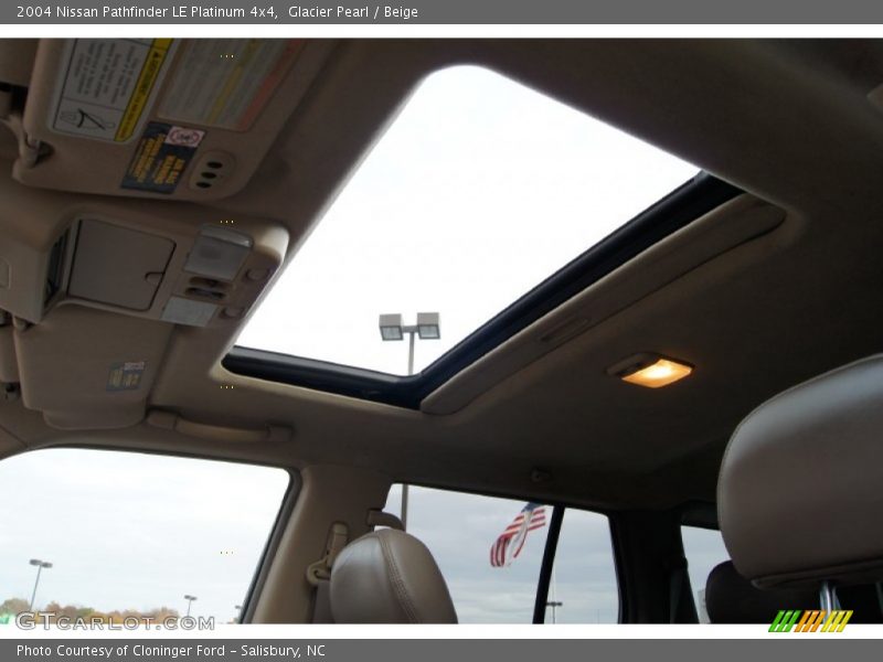 Sunroof of 2004 Pathfinder LE Platinum 4x4