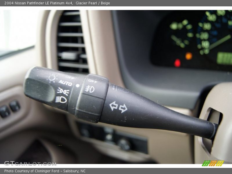 Glacier Pearl / Beige 2004 Nissan Pathfinder LE Platinum 4x4