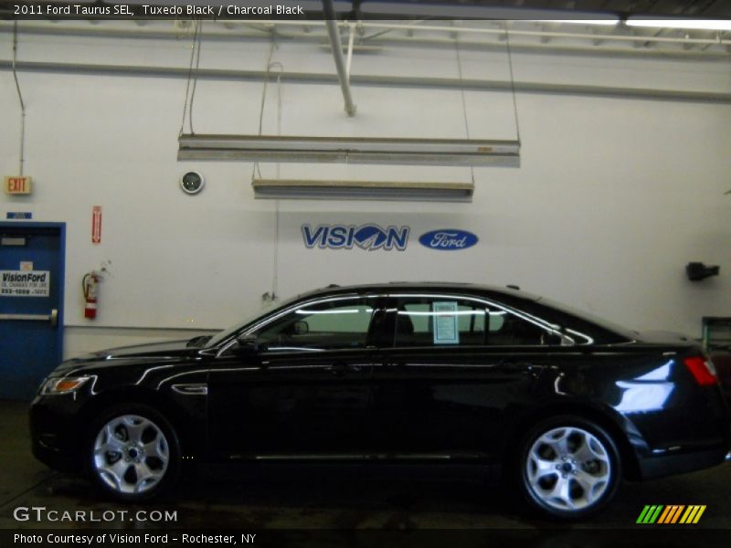 Tuxedo Black / Charcoal Black 2011 Ford Taurus SEL