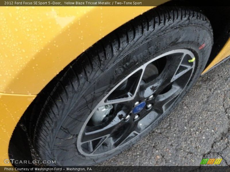 Yellow Blaze Tricoat Metallic / Two-Tone Sport 2012 Ford Focus SE Sport 5-Door