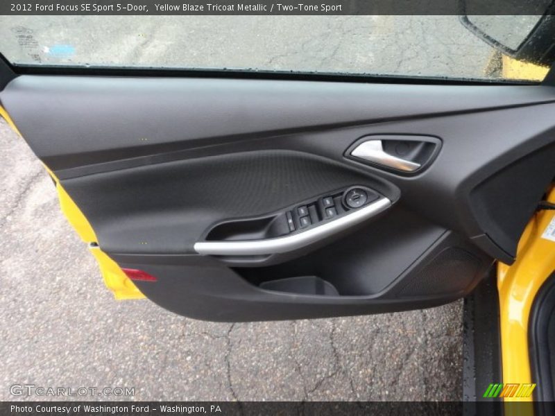 Yellow Blaze Tricoat Metallic / Two-Tone Sport 2012 Ford Focus SE Sport 5-Door