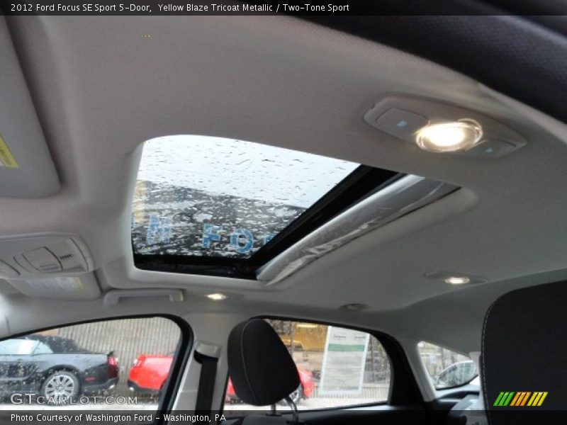 Yellow Blaze Tricoat Metallic / Two-Tone Sport 2012 Ford Focus SE Sport 5-Door
