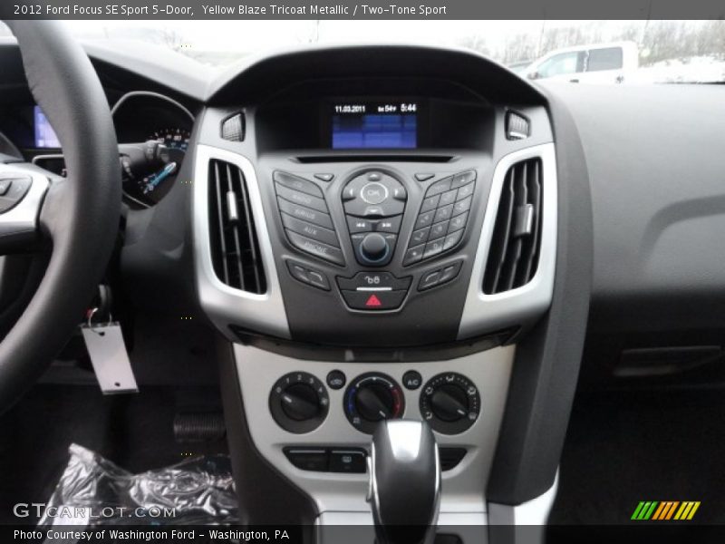 Yellow Blaze Tricoat Metallic / Two-Tone Sport 2012 Ford Focus SE Sport 5-Door