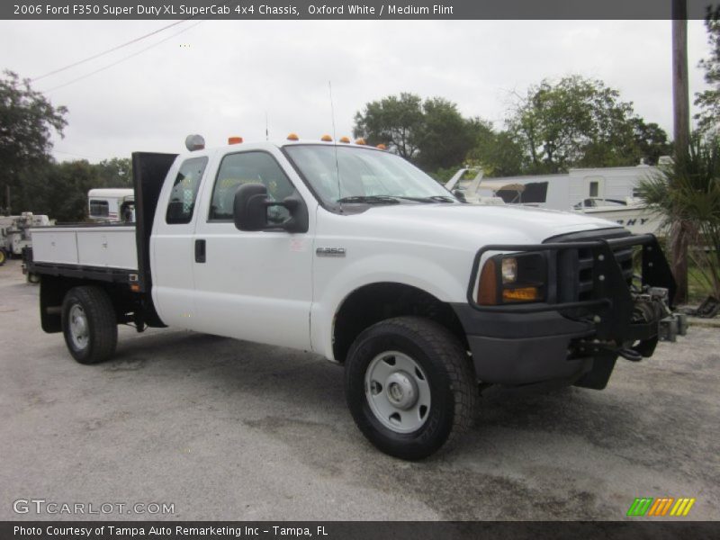 Oxford White / Medium Flint 2006 Ford F350 Super Duty XL SuperCab 4x4 Chassis