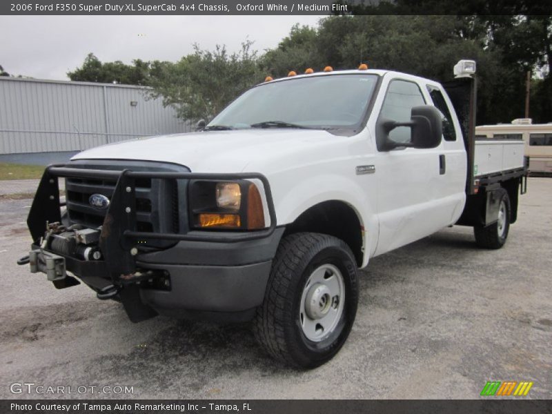 Oxford White / Medium Flint 2006 Ford F350 Super Duty XL SuperCab 4x4 Chassis