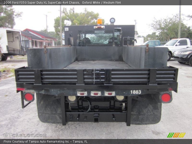 Oxford White / Medium Flint 2006 Ford F350 Super Duty XL SuperCab 4x4 Chassis