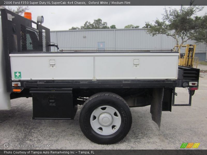 Oxford White / Medium Flint 2006 Ford F350 Super Duty XL SuperCab 4x4 Chassis