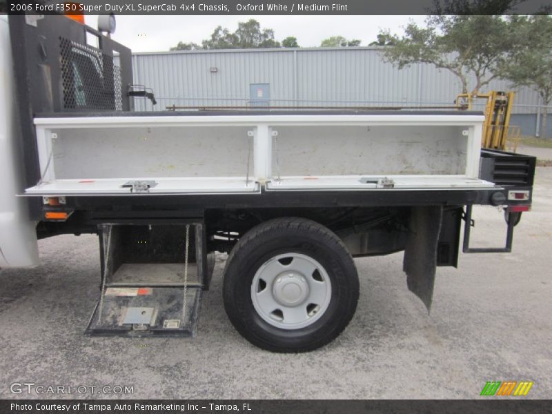 Oxford White / Medium Flint 2006 Ford F350 Super Duty XL SuperCab 4x4 Chassis