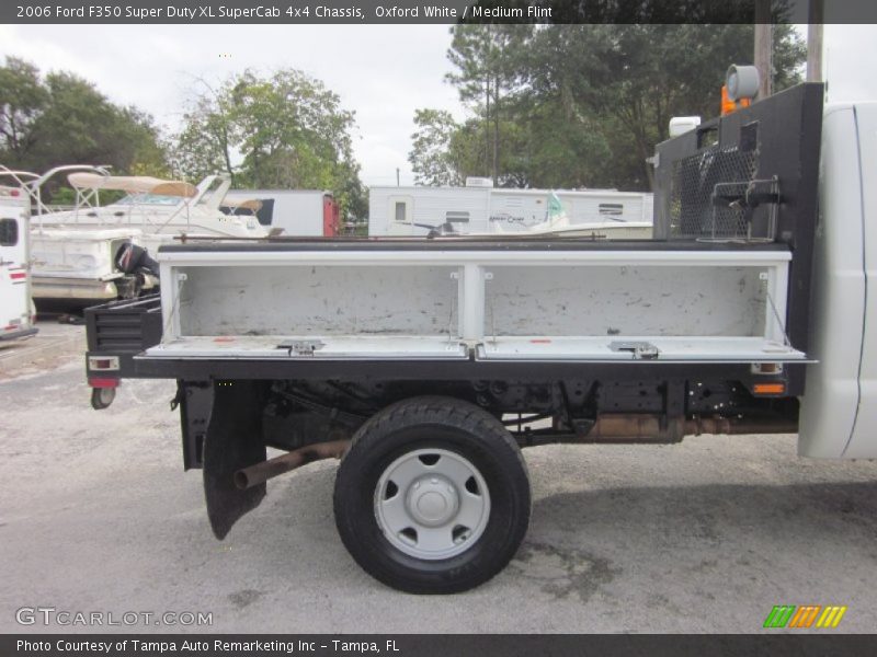 Oxford White / Medium Flint 2006 Ford F350 Super Duty XL SuperCab 4x4 Chassis