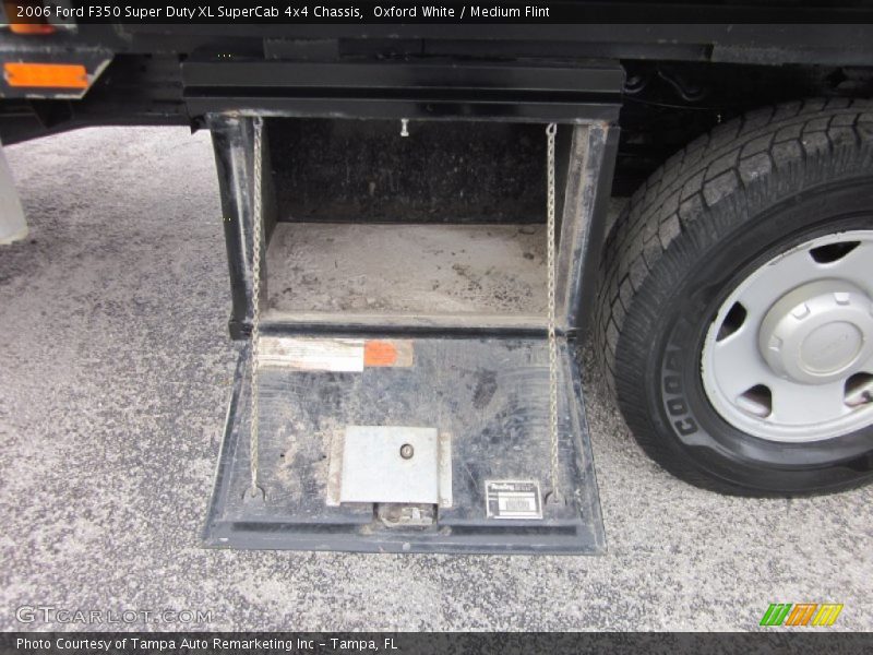 Oxford White / Medium Flint 2006 Ford F350 Super Duty XL SuperCab 4x4 Chassis