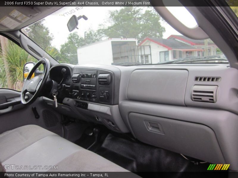 Oxford White / Medium Flint 2006 Ford F350 Super Duty XL SuperCab 4x4 Chassis