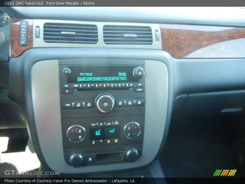 Pure Silver Metallic / Ebony 2011 GMC Yukon SLE