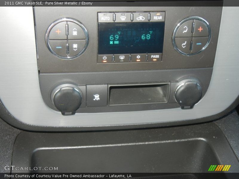 Pure Silver Metallic / Ebony 2011 GMC Yukon SLE