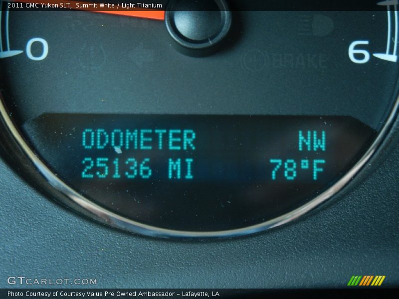Summit White / Light Titanium 2011 GMC Yukon SLT