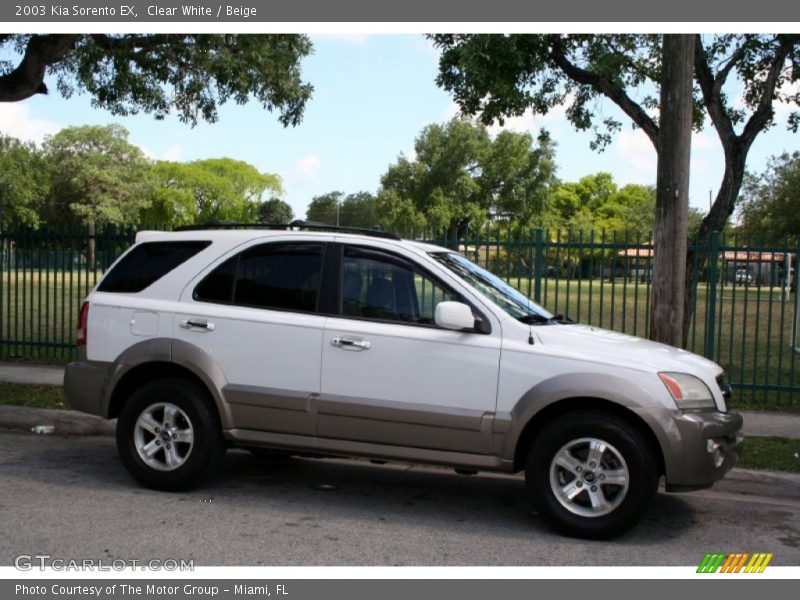 Clear White / Beige 2003 Kia Sorento EX