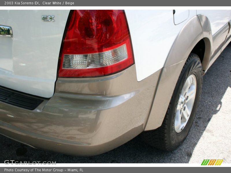 Clear White / Beige 2003 Kia Sorento EX