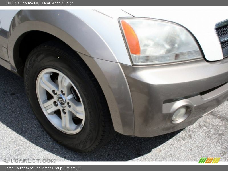 Clear White / Beige 2003 Kia Sorento EX