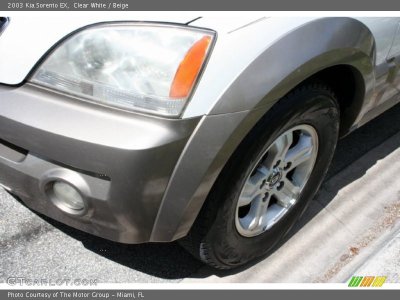 Clear White / Beige 2003 Kia Sorento EX