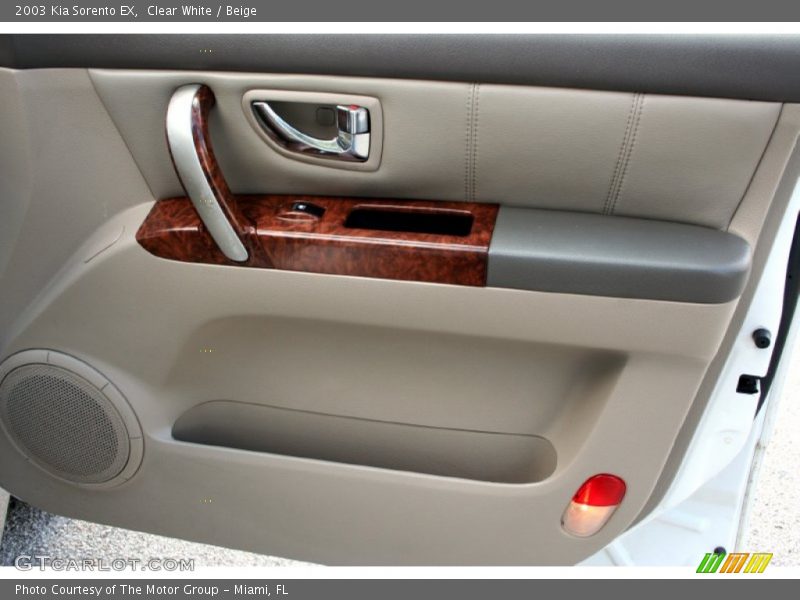 Clear White / Beige 2003 Kia Sorento EX